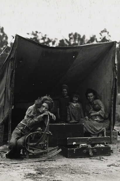 Dorothea Lange, Migrant agricultural worker’s family. Seven hungry children. Mother aged 32, the father is a native Californian. Destitute in a pea pickers camp because of the failure of the early pea crop. These people had just sold their tent in order to buy food. Most of the 2,500 people in this camp were destitute. Nipomo, California, 1936 (detail). Courtesy of MoCP