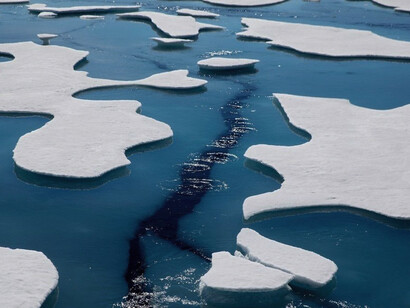 Melting polar ice caps on the Arctic Circle