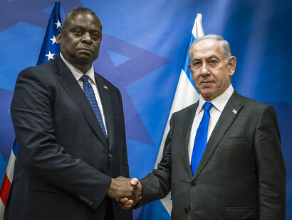Israeli Prime Minister Benjamin Netanyahu and United States Secretary of Defense Lloyd Austin shaking hands