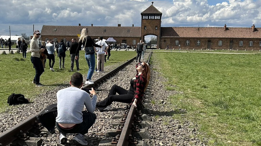 Camp d'Auschwitz. Concernant le site d’Auschwitz l’assimilation au « Dark Tourisme » est plus dérangeante © Maria/Twitter
