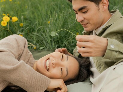 Couple in a dream-like picnic date