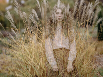 Una ragazza in un campo si nasconde tra le foglie: le parole sono un dono e, in quanto tali, non è scontato il loro offrirsi