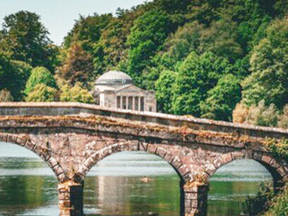 Puente sobre el rio Stour, Stourhead se encuentra en el nacimiento del rio. condado de Wiltshire, Inglaterra
