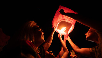 Festividades de São João no Porto, em Portugal. Nesse artigo vamos procurar entender as semelhanças entre essas duas culturas e como certos sentimentos curiosos são no mínimo esquisitos e no máximo assustadores e difíceis de entender. Obviamente, vamos tentar decifrar esses pensamentos e mostrar o porquê não tem sentido algum de ter esse tipo de pensamento tanto por parte dos brasileiros quanto por parte dos portugueses