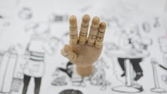Ser criativo não é saber desenhar bem, nem ter ideias mirabolantes o tempo todo. Criatividade é saber encontrar caminhos novos para questões antigas. É olhar para um problema comum e enxergar soluções menos óbvias. É conseguir conectar pontos que, à primeira vista, não parecem ter relação nenhuma. E essa capacidade não nasce pronta. Ela é cultivada