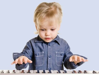 Niño tocando el teclado