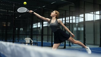 Une joueuse de padel au milieu d'un match
