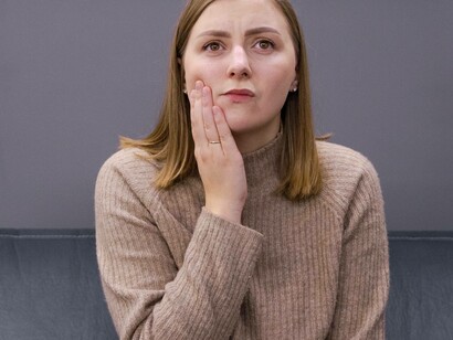 Woman experiencing jaw pain