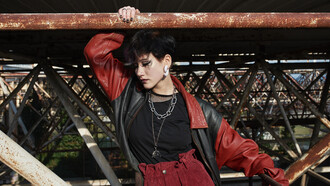 El estilo whimsigothic combina la esencia mística de las brujas y los vampiros con un espíritu hippie y bohemio