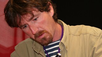 Ilustração de Christophe Chabouté, quadrinista francês. No livro "Museu", ele concatena várias histórias que se desenvolvem no espaço do Museu d'Orsay, em Paris. Parece simples o que se conta: à noite, os objetos de arte ganham vida, saem do lugar, conversam entre si e observam. No entanto, ao fazer isso, o quadrinista consegue captar, a partir do olhar do outro, traços importantes do ser humano, já que a visão afastada de seres feitos de pedras ou de tinta, tentando entender os visitantes do museu ou as pessoas que passam nas ruas próximas, acabam revelando o humano a nós mesmos