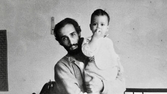 Hernando Suárez-Vértiz, escultor y pintor peruano, papá de Pedrito, con Pedrito en brazos. Fuente: Página personal de Facebook de Pedro Suárez-Vértiz
