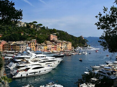 La baia di Portofino vista in lontananza, Liguria, Italia