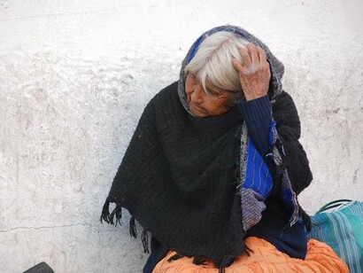 Anciana viviendo en plena calle
