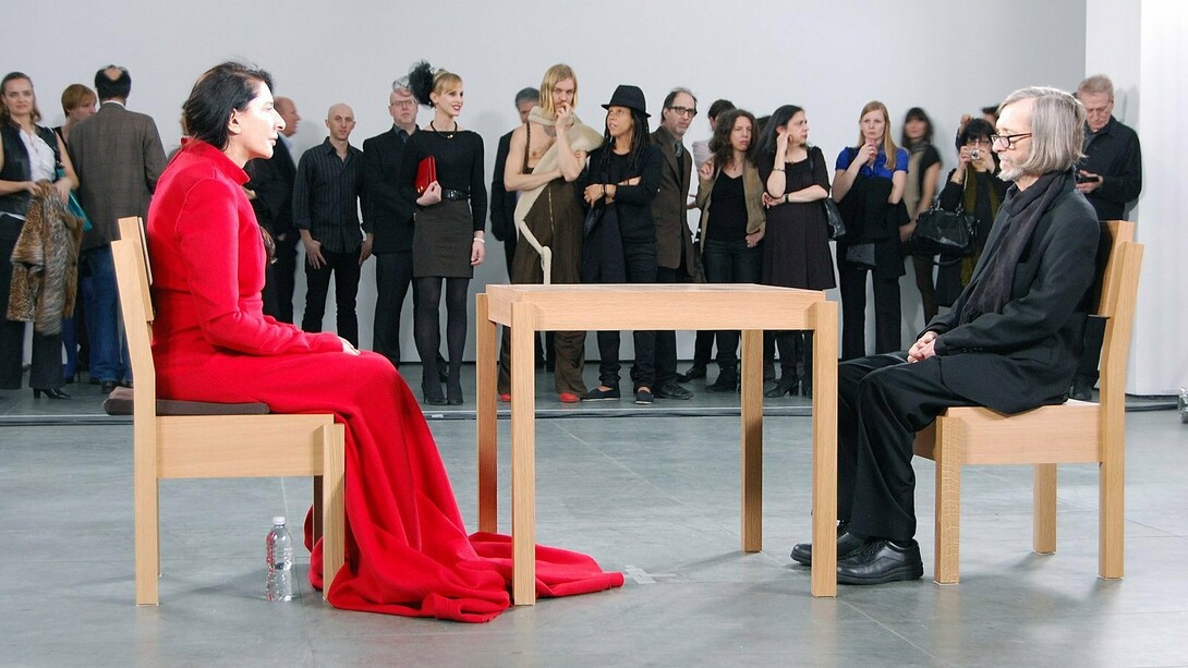 Marina Abramović, The Artist is Present, 2010, Museum of Modern Art, New York, 9 marzo – 31 marzo 2010. Attraverso questo nuovo modo di comunicare l'artista ha trovato la possibilità di stabilire un contatto con il pubblico mediante uno scambio di energia, rimandandola indietro e creando un campo magnetico, attraverso il quale è riuscita a superare i suoi limiti fisici e psichici