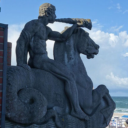 Sylt, Westerland Promenade. "Triton auf dem Hippokamen" (1914) von Ludwig Manzel
