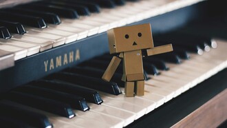 L'intelligenza emotiva permette di comprendere le emozioni umane, mentre l'intelligenza artificiale può analizzarle e rispondere in modo sempre più sofisticato