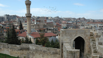 Castillo de Gaziantep, es una fortaleza construida durante los siglos II y III d. C. por el Imperio hitita como puesto de vigilancia y luego transformada en castillo por el Imperio romano. Se encuentra en lo alto de una colina en el centro de Gaziantep. Entre los años 527 y 565 d. C. fue objeto de nuevas reformas y ampliaciones bajo el mandato del emperador Justiniano. Gaziantep, Turquía