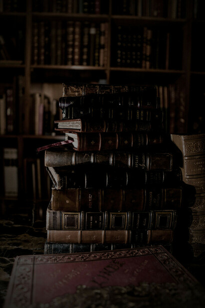 Stacks of literature stimulating the brain to perform an amazing speech