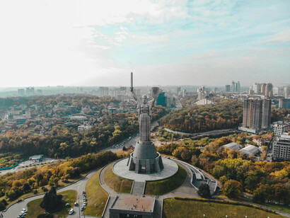 Monumento a Mãe Pátria na cidade de Kiev, capital da Ucrânia. Explore como a guerra influenciou as relações políticas na Europa, incluindo tensões entre Rússia e países ocidentais e a reconfiguração de alianças