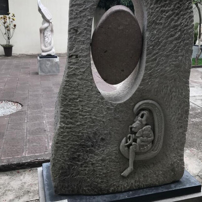 “Eclipse” (2017), de Marco Tulio Ramírez. Talla en piedra expuesta en la Galería Nacional de Arte de Honduras