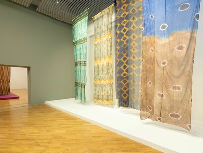 Plusieurs artistes, Entre la tête et la terre, vue de l'exposition. Courtoisie de la Pinacoteca