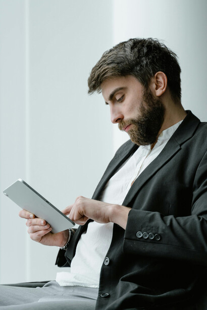 Hombre leyendo desde un dispositivo digital. Para combatir la desinformación, se pueden consultar plataformas de verificación de hechos y medios de comunicación confiables