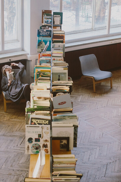 Biblioteca em que se pode encontrar a obra Jogoso Vorazes, de Suzane Collins