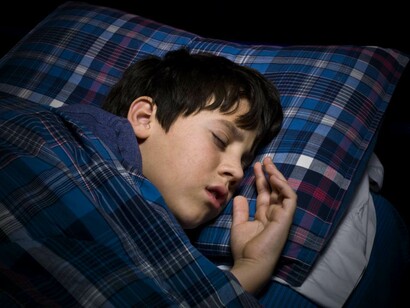 Un niño duerme plácidamente