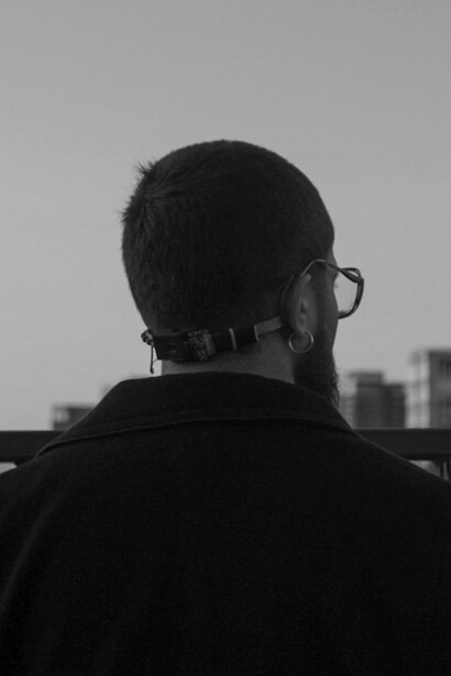 Esteban Celis utiliza el biohacking para explorar nuevas formas de expresión artística y conexión sensorial. Fotografía de Igna Solis Carrillo