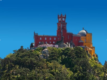 Il Castello di Pena, noto anche come Palácio da Pena, fu costruito per volere di Ferdinando II di Portogallo, che trasformò le rovine di un monastero geronimita in una residenza reale tra il 1842 e il 1854. L'architetto prussiano Wilhelm Ludwig von Eschwege fu incaricato del progetto, che integrava elementi di vari stili architettonici in un insieme eclettico e fiabesco, Sintra, Portogallo