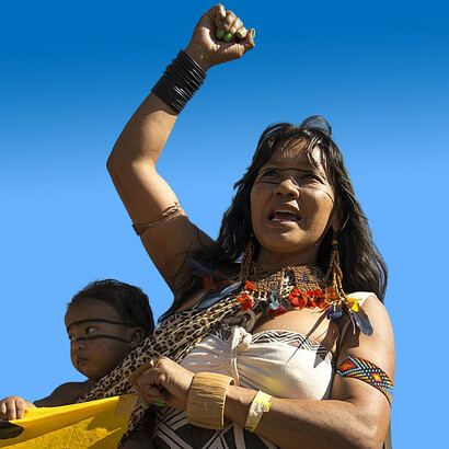 Registro de militante na Primeira Marcha das Mulheres Indígenas realizada em Brasília, no ano de 2019. Fotografia de Katie Maehler