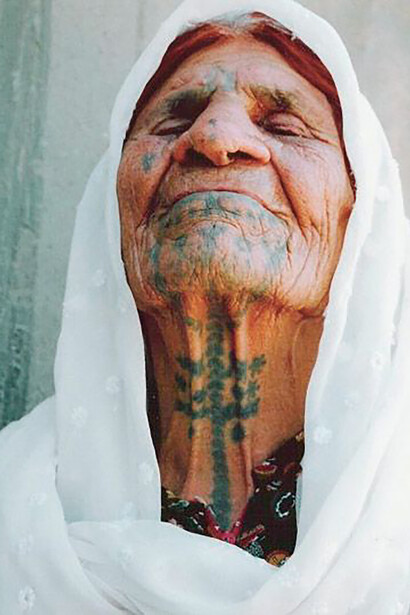 Femme amazigh. Le tatouage est encore aujourd’hui considéré blasphématoire par les conservateurs, mais il attire les jeunes et les moins jeunes