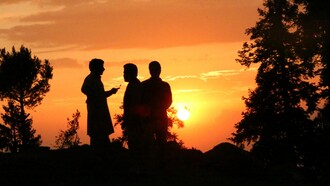 L’essere umano ha imparato a esplorare il cosmo e a trasformare il pianeta, ma continua a vivere secondo ritmi biologici antichi, impressi nel corpo fin dalle origini della specie