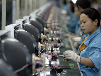 Empleados chinos en una fábrica