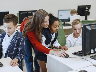 Professora auxilia alunos em como fazer uma pesquisa segura na internet
