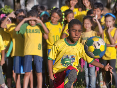 Reflita sobre a importância da descentralização do futebol brasileiro e o impacto dos campeonatos regionais