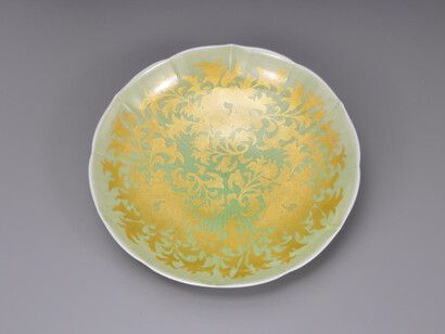 Yoshita Minori, Living National Treasure, plate with peony and dry-grass patterns, 2012, porcelain with gold underglaze. Courtesy of Onishi Gallery, New York