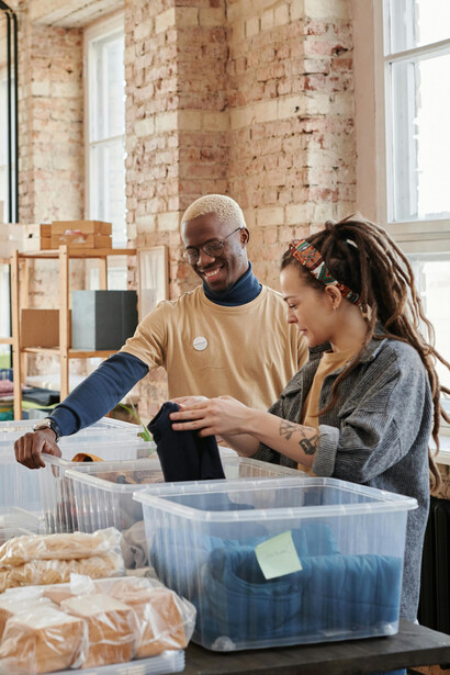 Qualquer pessoa, grupo ou empresa pode causar impacto social, seja contribuindo para melhorias na qualidade de vida ou combatendo injustiças