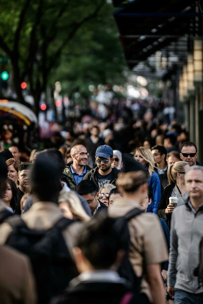 Joven en medio de una multitud. La sobrepoblación acarrea problemas económicos, sociales, ambientales, entre otros