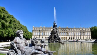 Il castello di Herrenchiemsee si trova su un'isola nel lago Chiemsee. Costruito da re Ludwig II di Baviera, è ispirato alla Reggia di Versailles e fu pensato per essere un omaggio al Re Sole, Luigi XIV di Francia. Il castello è sontuosamente decorato e circondato da giardini formali