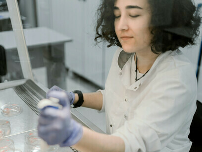 Eine Wissenschaftlerin an ihrem Arbeitsplatz