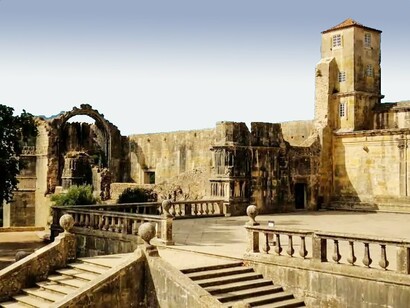 All'interno del complesso del castello di Tomar si trova il Convento di Cristo, famoso per la sua Charola (rotonda) templare e per il Manuelino, uno stile architettonico portoghese caratterizzato da dettagli intricati e decorazioni marittime, Tomar, Portogallo