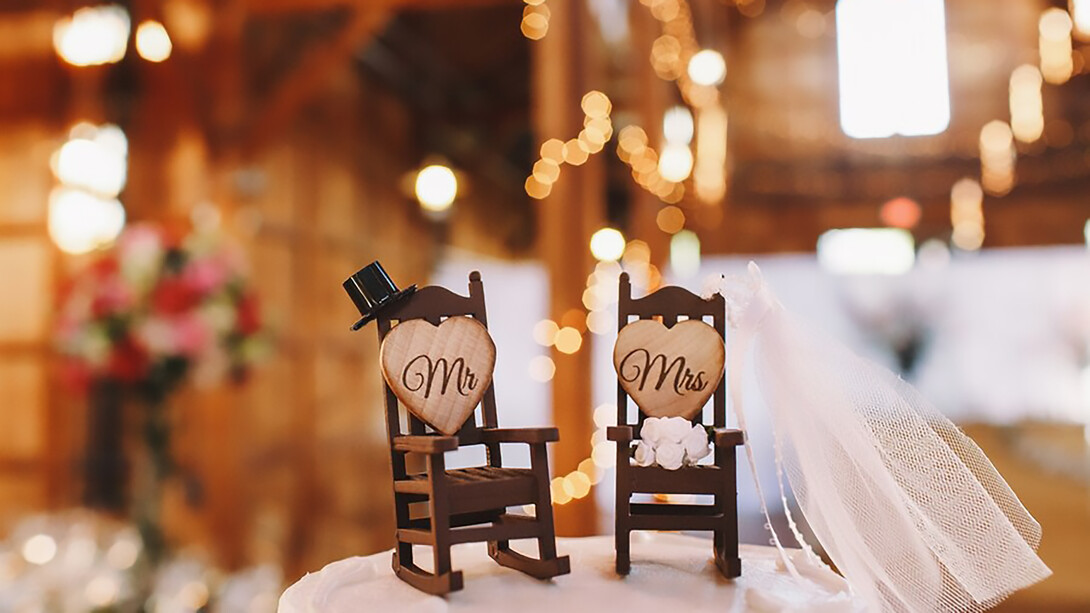 Explore unique wedding cake decor featuring charming Mr. and Mrs. rocking chairs, adding a touch of whimsy to your special day