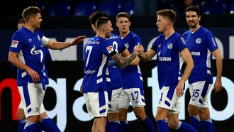 Das Logo des russischen Staatskonzerns Gazprom auf den Trikots des deutschen Fußballvereins FC Schalke 04