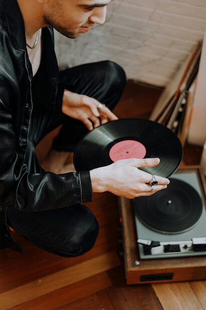 Toca disco. Fica complicado decidir e encontrar alguém igualável a Elvis Presley ou Michael Jackson