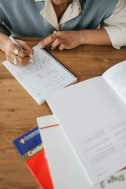 Apuntes hechos a mano por una alumna. Los sistemas de aprendizaje adaptativo personalizan la dificultad de las preguntas y la secuencia de temas según el rendimiento del estudiante