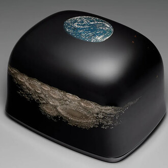 Onihira Keiji, Box with design in Maki-e “Travel to the moon", 2023. Courtesy of Onishi Gallery