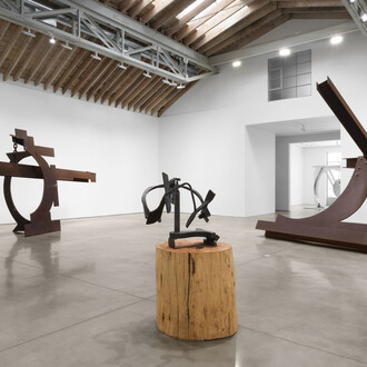 Mark di Suvero, Avanti! Exhibition view. Courtesy of Paula Cooper Gallery