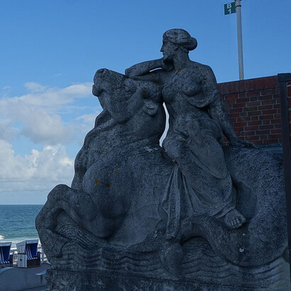 Sylt, Westerland Promenade. "Europa auf dem Stier" (1914) von Ludwig Manzel