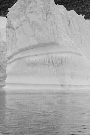 Montaña e iceberg navegando en el océano